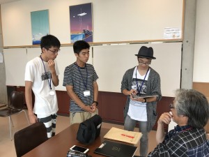 對參加者進行即席採訪調查