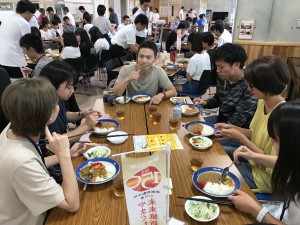 一邊吃午飯一邊和其他大學的學生交流
