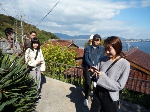 社團的前輩為初次訪問的一年級學生介紹島