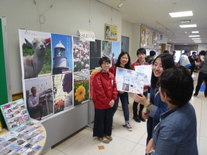 展臺前4名學生