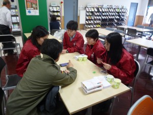 在展臺旁邊與市政府職員交換意見