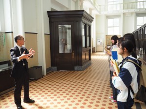 在山銀史料館接受館長的說明