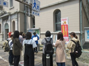 在南部町郵局前聽解說