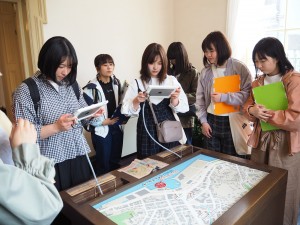 使用平板電腦確認唐戶過去的街道