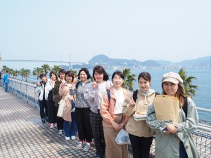 以關門橋為背景