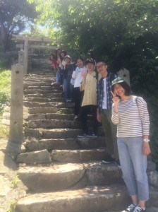 在神社的樓梯上