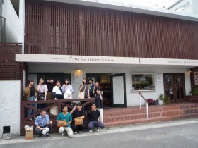 在湯之坪街道上賣考慮地產地消的泡菜的店前