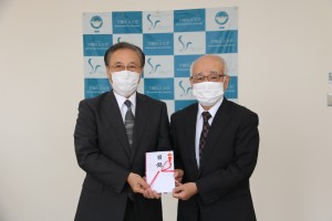 中村信悟同學會長向山村重彰理事長贈送了目錄。