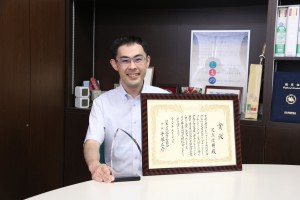 獲得日本公認會計師協會學術獎的足立副教授