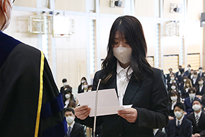 新生代表宣誓國際商學系中村稀裡