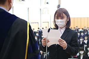 新生代表宣誓經濟系田中菜月
