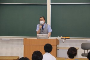 在大學介紹中致辭的韓校長