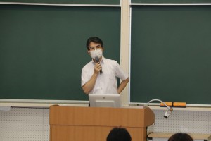 介紹新學部的杉浦副校長