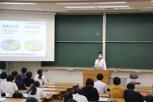 對經濟學院進行說明的菅系主任