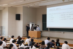 介紹經濟系的長濱準教授和研究班學生
