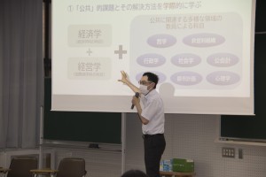 介紹公共管理系的足立教授