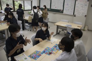 與市大學生交談的樣子