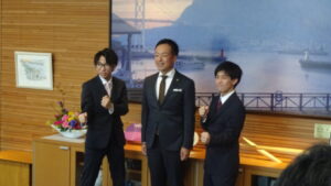 市長觀看了兩人合拍的演武。
