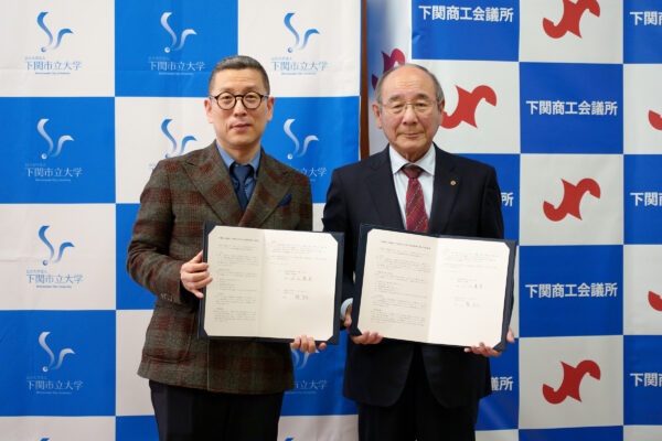 韓校長(左)和川上會長(右)交換了協議書。